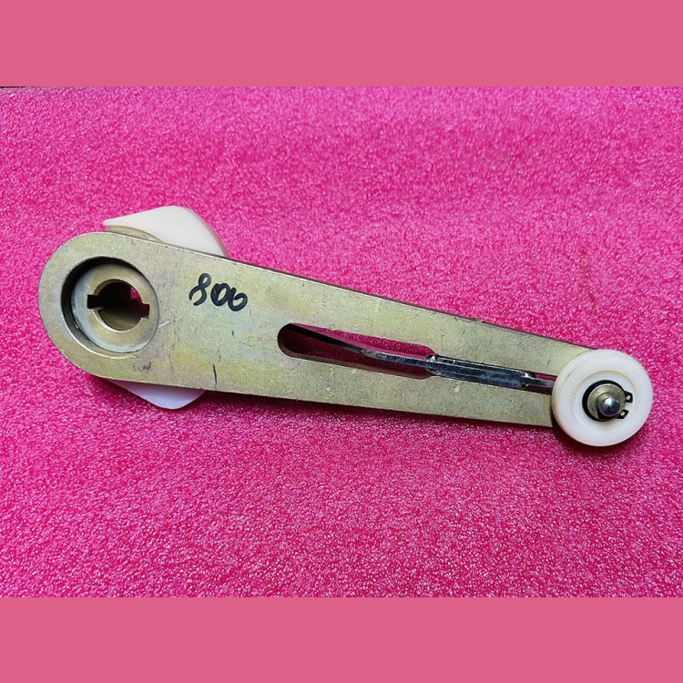 Рычаг привода дверей кабины проем 800мм цилиндр 0411.03.15.100-03 МЛЗ