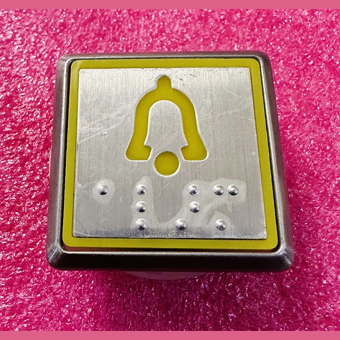 Кнопочный модуль "колокольчик" (квадратный толкатель, белая подсветка, AVDBUT 51071093H03) KM51071092G02 Kone