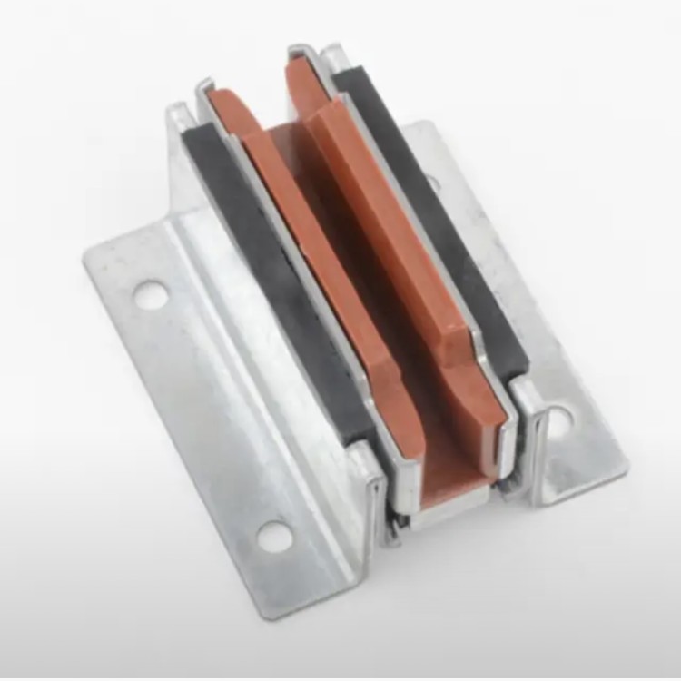 Башмак направляющей кабины T89 нового образца, изогнутый T=10мм H=65мм KM51000110V002 Kone