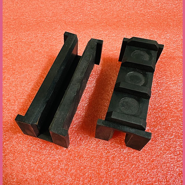 Вкладыш башмака противовеса паз 6 мм L100мм (высота ребер 6,5мм) TO380Y1 Otis 