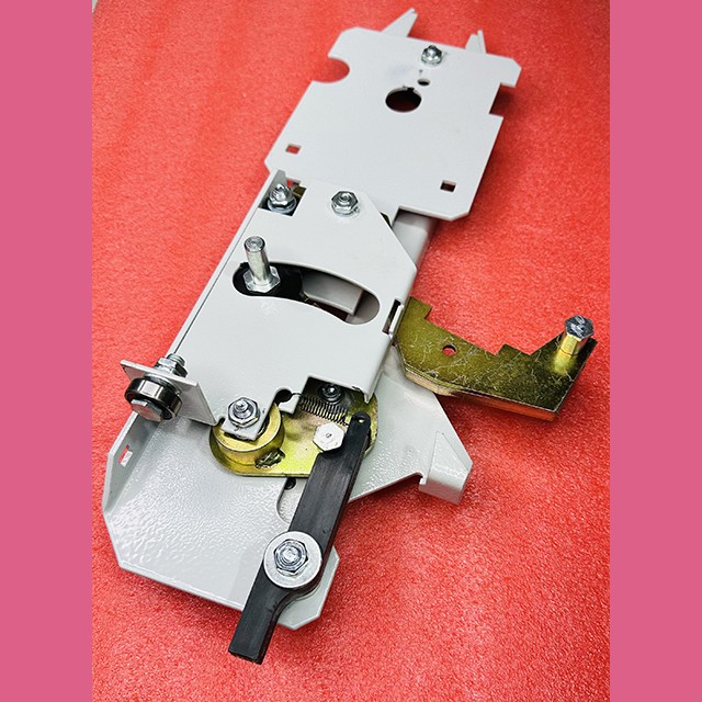 Отводка дверей кабины центральное открывание 0411Е.03.10.060МП Ecomaks ЩЛЗ