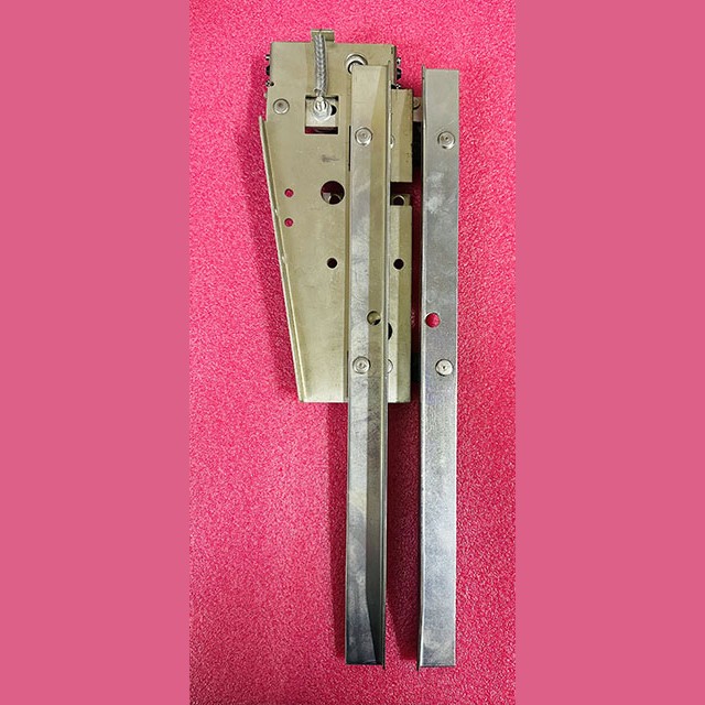 Отводка дверей кабины правая тип K8 M2TK8 6090052160 ThyssenKrupp