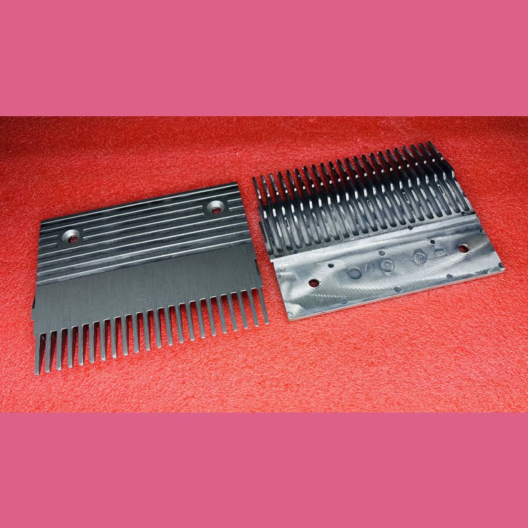 Гребенка траволатора алюминиевая GD-AlSi12 центральная 22 зуба тип C TravelMaster KM5270418H01 Kone