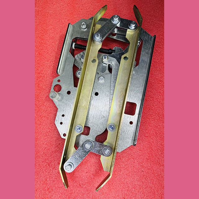 Отводка дверей кабины в сборе 0463Б.03.50.300-01 МЛЗ