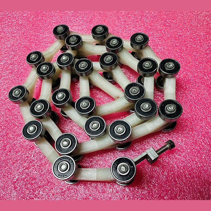 Цепь огибающая балюстрады поручня эскалатора L=1160мм, Y-звено, 25 пар роликов, шаг 45мм TravelMaster KM51176150V012 Kone