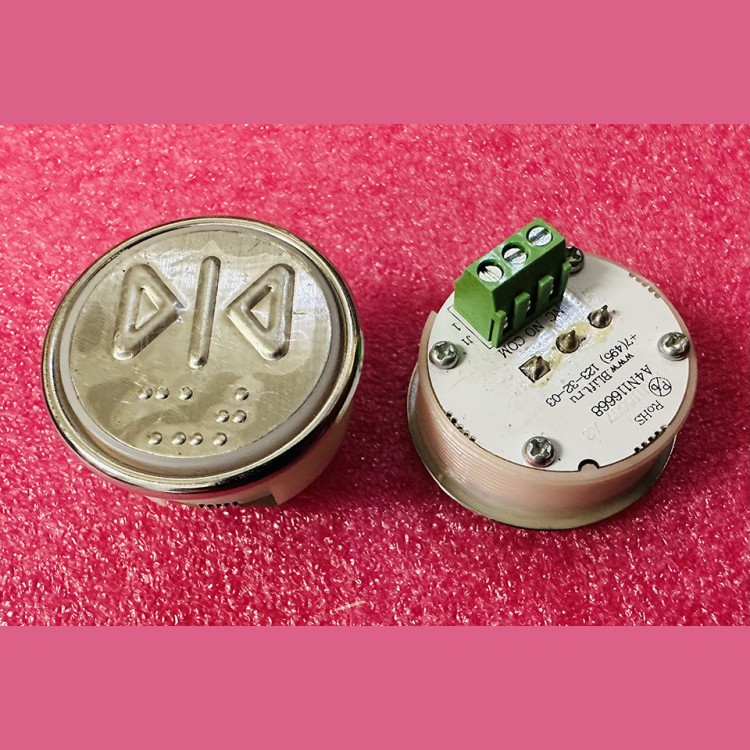 Кнопочный модуль с шрифтом Брайля ">I<" разъём под винт A4N116668 MA2D04-D-CLS КМЗ