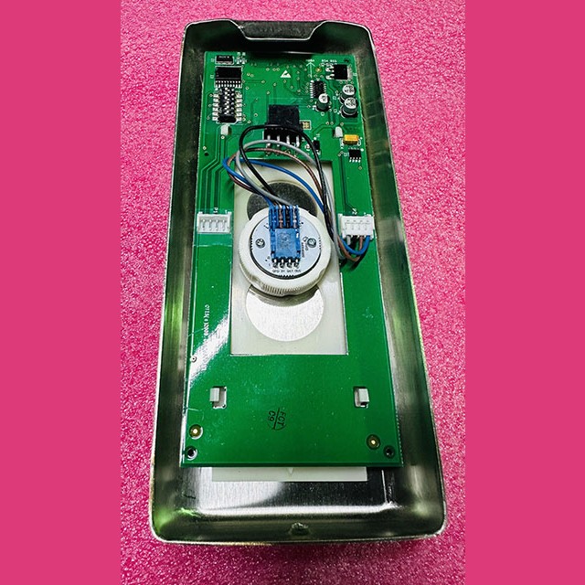 Вызывной пост (одна кнопка с двойной красной/белой подсветкой, встроенная плата HBBA DAA26800AN1) ZAA23600AV5 Otis