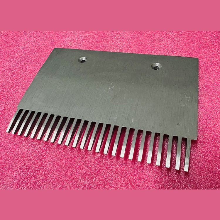 Гребенка левая 24 зуба траволатора 606NCT 206х150мм GAA453BV5 Otis